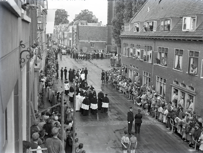 810467 Afbeelding van de rouwstoet in de Lange Nieuwstraat te Utrecht, met voorop de geestelijken, bij de begrafenis ...